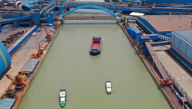  V & T Ayuda primero a mil-toneladas Batería eléctrica Carga-barco En el río Yangtze navegan con éxito.