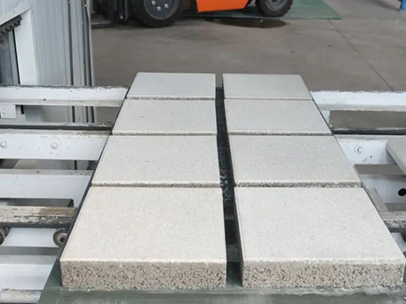 Los variadores de frecuencia (VFD) impulsan las máquinas para fabricar ladrillos y bloques